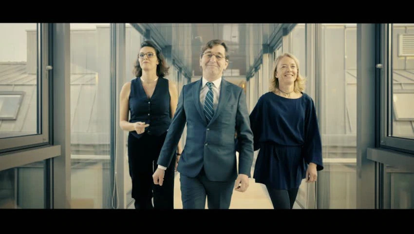 Image du film de vœux 2025 : trois personnes dans les locaux du cabinet