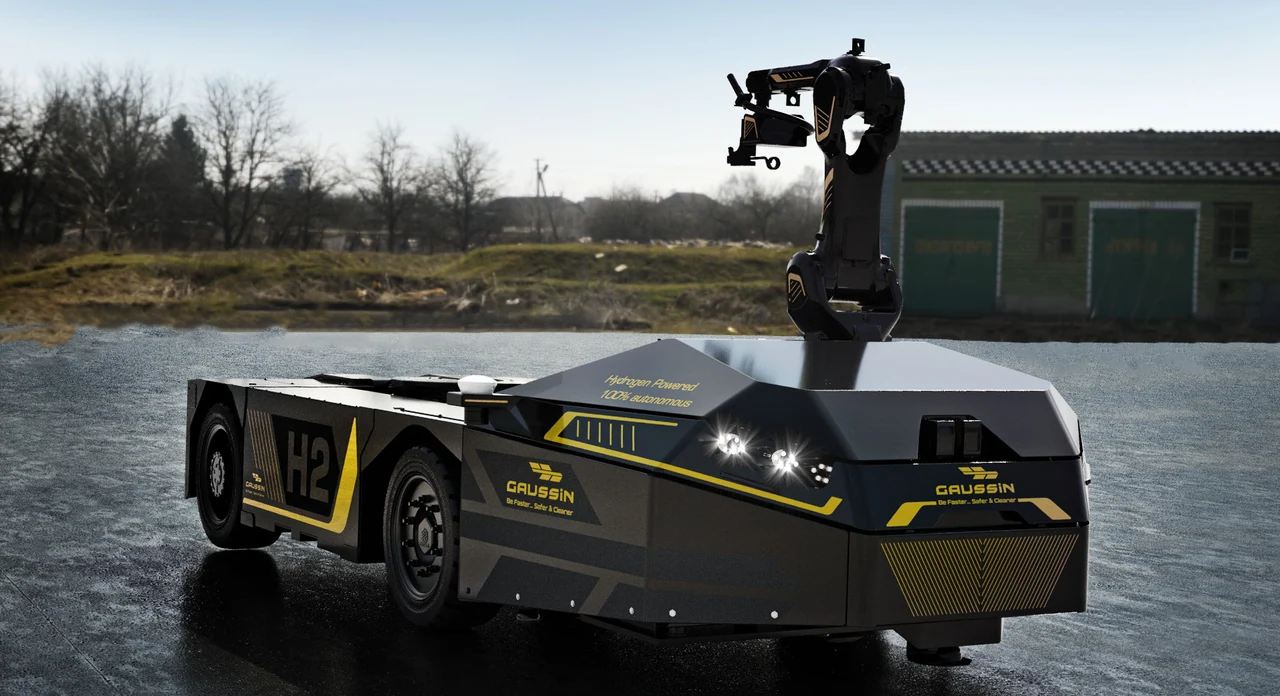 Véhicule Gaussin H2 équipé d’un bras robotisé dans un environnement extérieur.