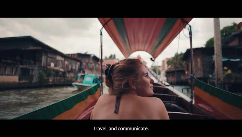 Image du film The Link : une personne à bord d’un bateau sur un canal
