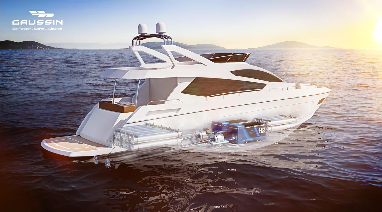 Yacht sur l’eau avec une partie de la coque transparente montrant un module d’énergie.