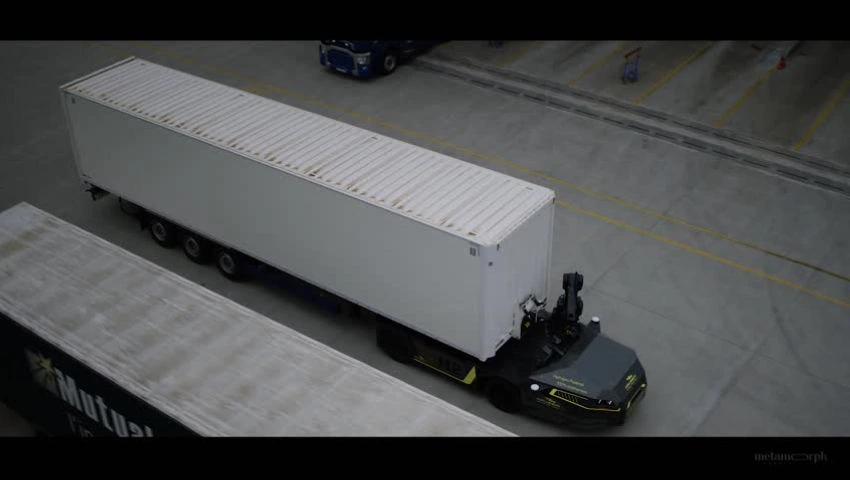 Image du film GAUSSIN YARD AUTOMATION : un véhicule autonome avec une remorque dans un site logistique